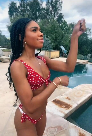 Más caliente Teala Dunn con Bikini Floral en la piscina y Tetas Saltarinas