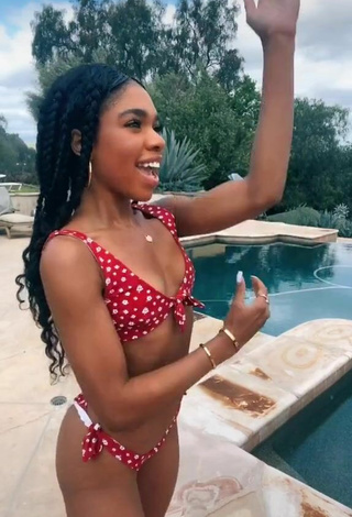 2. Más Caliente Teala Dunn Con Bikini Floral En La Piscina Y Tetas Saltarinas