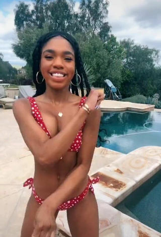 3. Más Caliente Teala Dunn Con Bikini Floral En La Piscina Y Tetas Saltarinas