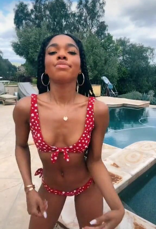 4. Más Caliente Teala Dunn Con Bikini Floral En La Piscina Y Tetas Saltarinas