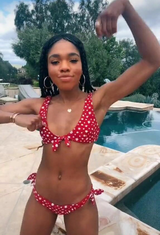 5. Más Caliente Teala Dunn Con Bikini Floral En La Piscina Y Tetas Saltarinas