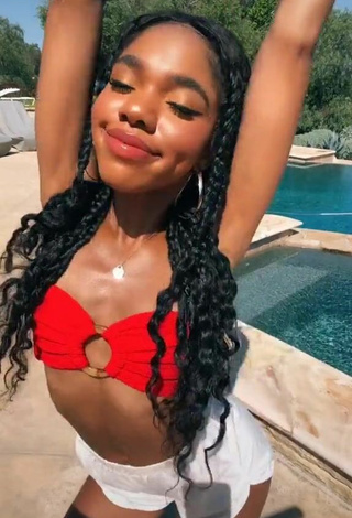 Caliente Teala Dunn con Sujetador de Bikini en la piscina