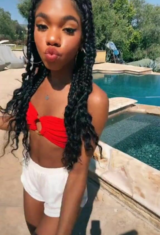 2. Caliente Teala Dunn Con Sujetador De Bikini En La Piscina