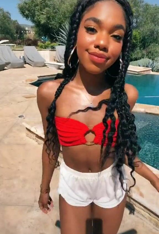 3. Caliente Teala Dunn Con Sujetador De Bikini En La Piscina