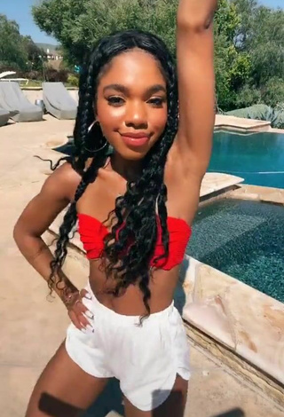 4. Caliente Teala Dunn Con Sujetador De Bikini En La Piscina