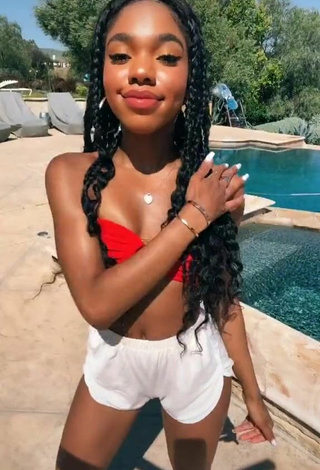 5. Caliente Teala Dunn Con Sujetador De Bikini En La Piscina