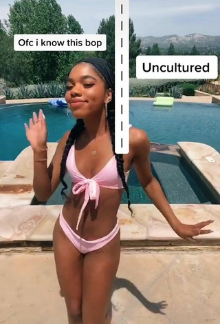 Teala Dunn Parece Sexy con Bikini Rosa en la piscina