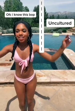 2. Teala Dunn Parece Sexy Con Bikini Rosa En La Piscina