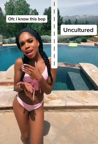 3. Teala Dunn Parece Sexy Con Bikini Rosa En La Piscina