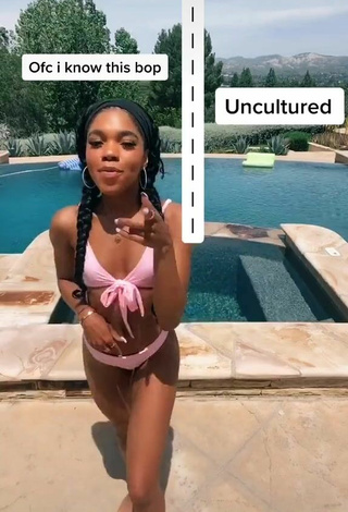 4. Teala Dunn Parece Sexy Con Bikini Rosa En La Piscina