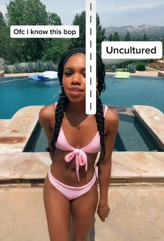 5. Teala Dunn Parece Sexy Con Bikini Rosa En La Piscina