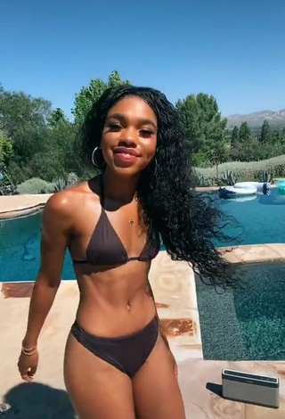 Sexy Teala Dunn con Tanga en la piscina