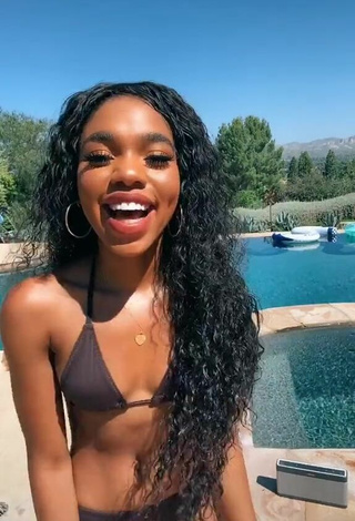 2. Sexy Teala Dunn Con Tanga En La Piscina