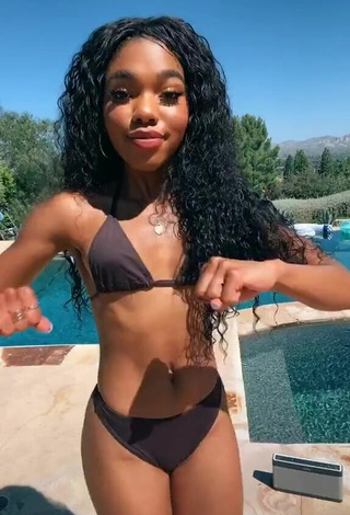 3. Sexy Teala Dunn Con Tanga En La Piscina