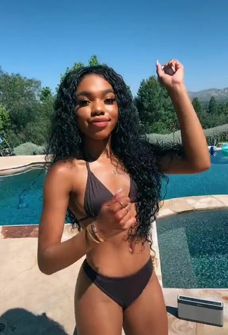 4. Sexy Teala Dunn Con Tanga En La Piscina