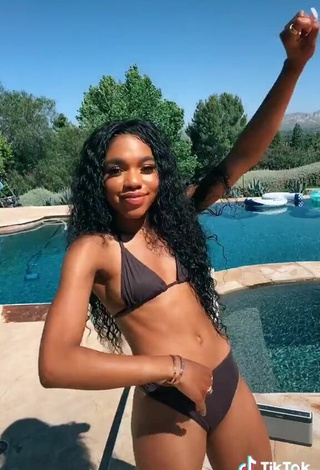 5. Sexy Teala Dunn Con Tanga En La Piscina