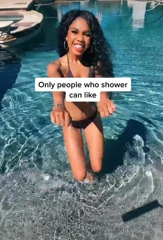 Deslumbrante Teala Dunn con Apasionantes Bikini Negro en la piscina