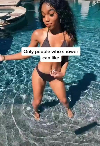 4. Deslumbrante Teala Dunn Con Apasionantes Bikini Negro En La Piscina