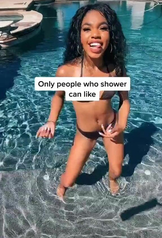 5. Deslumbrante Teala Dunn Con Apasionantes Bikini Negro En La Piscina