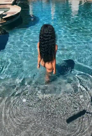 Belleza Teala Dunn Enseña el culo en la piscina