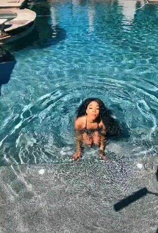 2. Belleza Teala Dunn Enseña El Culo En La Piscina