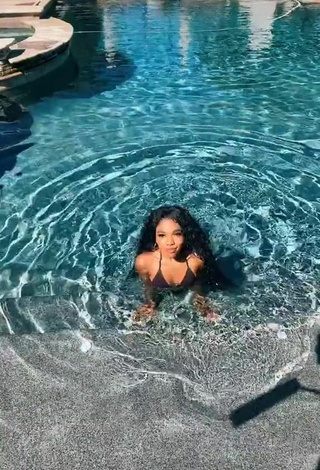 3. Belleza Teala Dunn Enseña El Culo En La Piscina