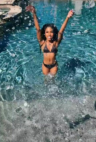 5. Belleza Teala Dunn Enseña El Culo En La Piscina