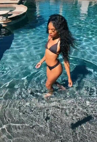 1. Teala Dunn Parece Atractiva Con Bikini Negro En La Piscina