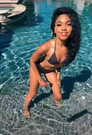 2. Teala Dunn Parece Atractiva Con Bikini Negro En La Piscina