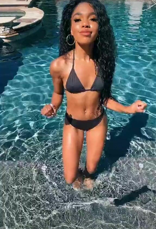 4. Teala Dunn Parece Atractiva Con Bikini Negro En La Piscina