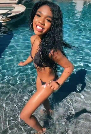 5. Teala Dunn Parece Atractiva Con Bikini Negro En La Piscina