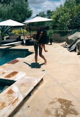 Realmente Linda Teala Dunn con Bikini Blanco en la piscina