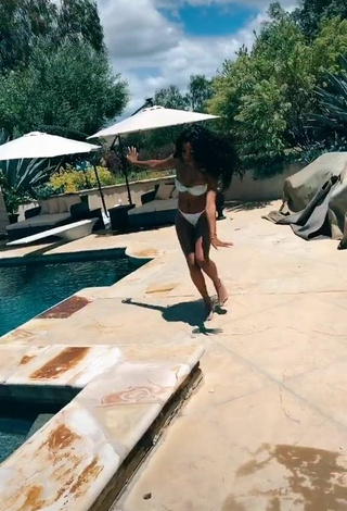 2. Realmente Linda Teala Dunn Con Bikini Blanco En La Piscina