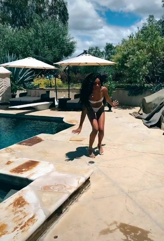 3. Realmente Linda Teala Dunn Con Bikini Blanco En La Piscina