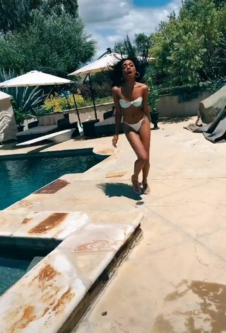 4. Realmente Linda Teala Dunn Con Bikini Blanco En La Piscina