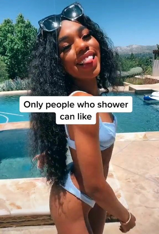 Teala Dunn Parece Bonita con Bikini Azul en la piscina