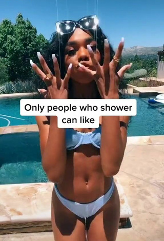 2. Teala Dunn Parece Bonita Con Bikini Azul En La Piscina