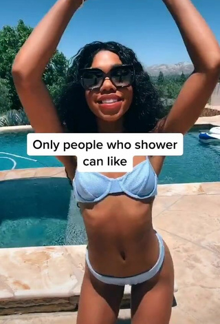 4. Teala Dunn Parece Bonita Con Bikini Azul En La Piscina