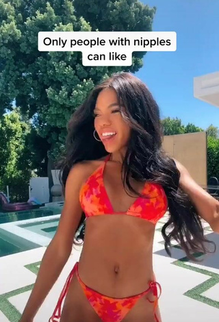 Teala Dunn enseña escote con Sensuales Bikini en la piscina