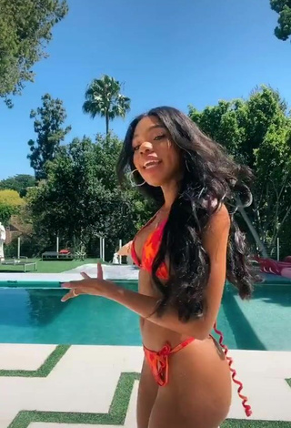 3. Teala Dunn Enseña Escote Con Provocativos Bikini En La Piscina