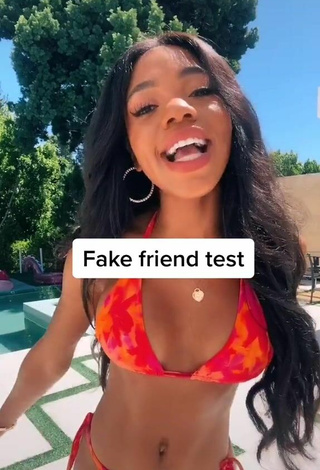 1. Caliente Teala Dunn Enseña Escote Con Bikini En La Piscina