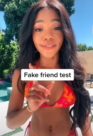 2. Caliente Teala Dunn Enseña Escote Con Bikini En La Piscina