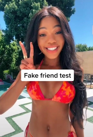 3. Caliente Teala Dunn Enseña Escote Con Bikini En La Piscina