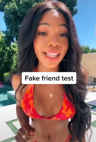 4. Caliente Teala Dunn Enseña Escote Con Bikini En La Piscina