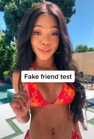 5. Caliente Teala Dunn Enseña Escote Con Bikini En La Piscina