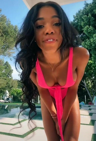 Teala Dunn Enseña el culo en la piscina