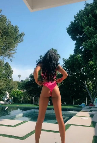 5. Teala Dunn Enseña El Culo En La Piscina