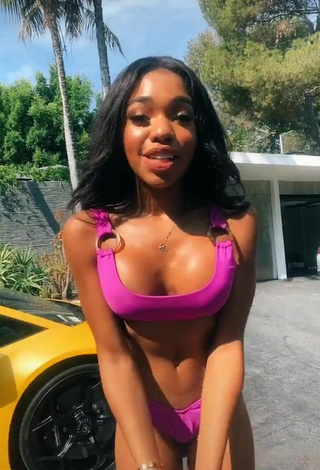 Teala Dunn Enseña el culo en una calle