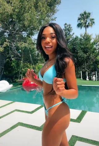 3. Bonita Teala Dunn Enseña El Culo En La Piscina