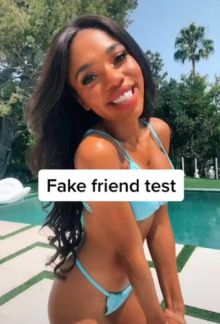 Adorable Teala Dunn Enseña el culo en la piscina